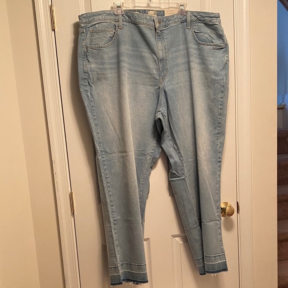 Universal Thread Denim - Universal Thread Women's Light Wash High-Rise Wide Leg Jeans…size 28